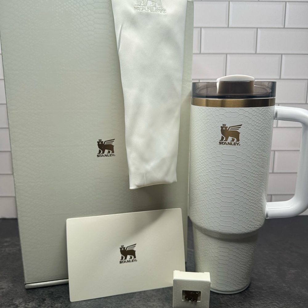 BNIB STANLEY THE QUENCHER-LUXE SNAKE 🐍🌟 30 OZ White and Gold